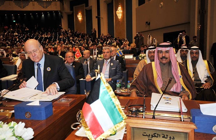 سمو ولي العهد الشيخ نواف الاحمد ورئيس الوزراء اللبناني نجيب ميقاتي خلال المؤتمر