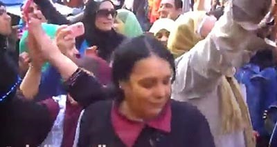 بالفيديو.. مصرية تخلع الحجاب لترقص به على أنغام تسلم الايادي بعد تصويتها على الدستور