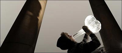 بالصور.. فنان نرويجي يعزف موسيقاه على الثلج