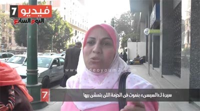 بالفيديو .. مصرية لـ «السيسي»: بموت بالجزمة اللي انت لابسها