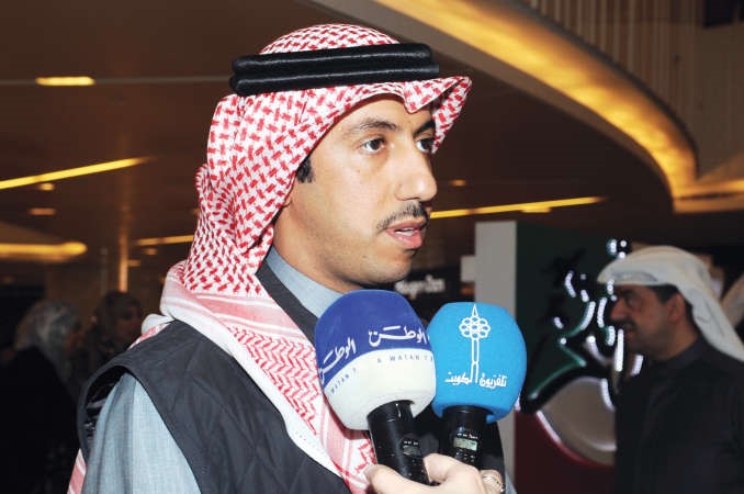 دفواز الحصينان متحدثا الى وسائل الاعلام