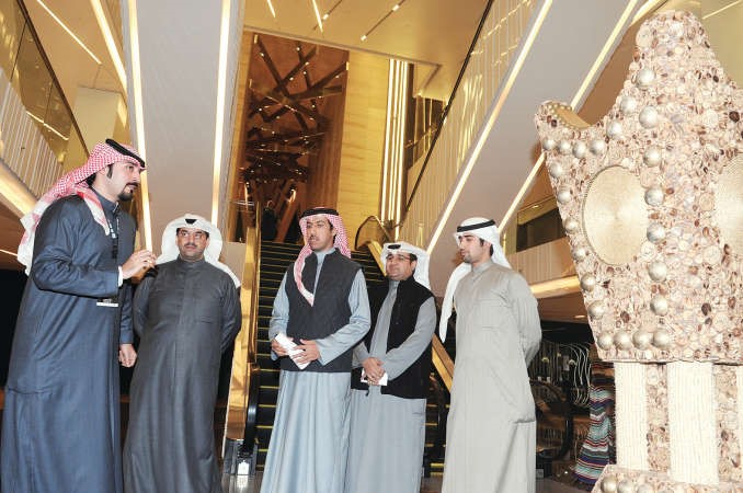 الحصينان والخشتي خلال جولة في المعرض