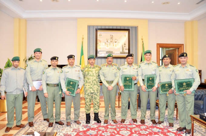 الفريق ناصر الدعي في صورة تذكارية مع المكرمين
