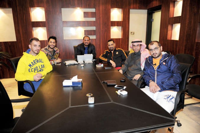 فريق برنامج القمندة في ضيافة الانباء