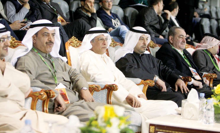 الشيخ طلال الفهد يتابع المباراة ويشيد باداء اللاعبين ﻿