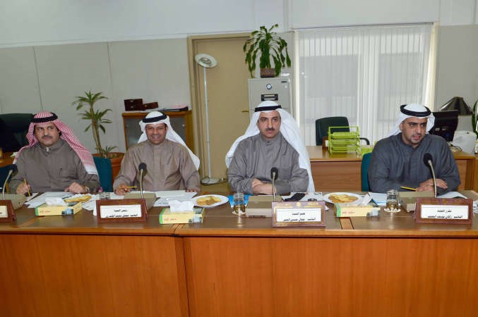 راكان النصف وجمال العمر وفيصل الكندري وسلطان الشمري خلال اجتماع اللجنة الاسكانية﻿