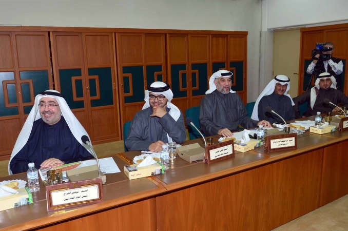 توفيق الجراح واعضاء اتحاد العقاريين خلال اجتماع الاسكانية﻿