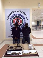 المتهمان بعد وصولهما الى المكافحة من المطار وامامهما الماريغوانا﻿