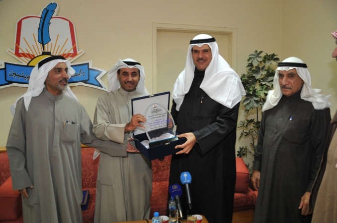 الشيخ سلمان الحمود يتسلم درعا تذكارية خلال زيارته مقر رابطة الادباء الكويتية﻿