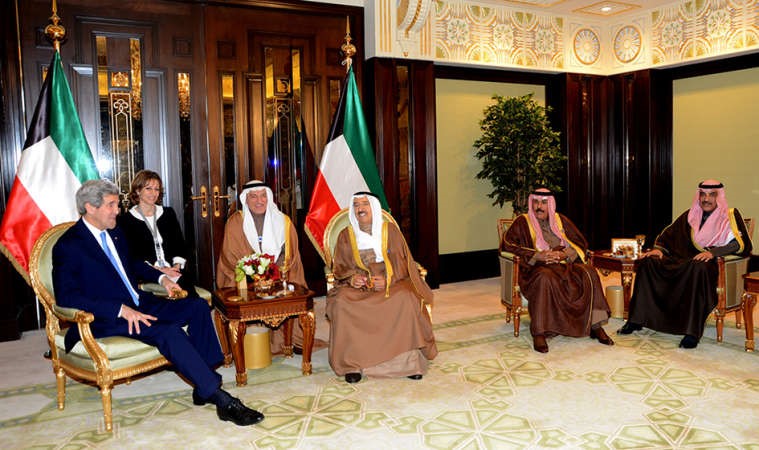 صاحب السمو الامير الشيخ صباح الاحمد مستقبلا جون كيري بحضور سمو ولي العهد والشيخ صباح الخالد ﻿