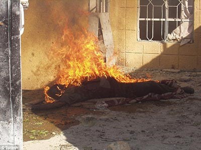 بالفيديو والصور.. فضيحة في أميركا ... تحقيق بصور لجنودها يحرقون جثث عراقيين بالفلوجة