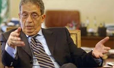 بالفيديو..قبلة لعمرو موسى تشعل مواقع التواصل