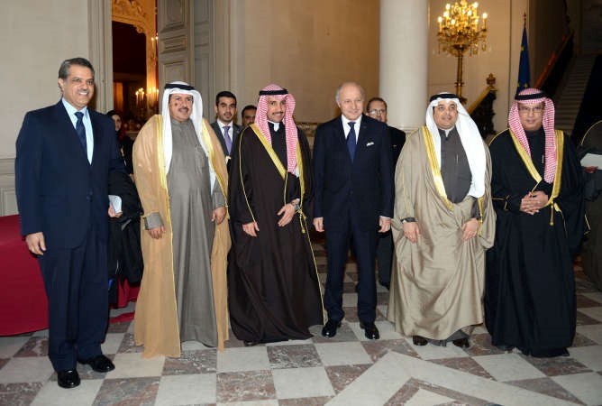 رئيس مجلس الامة مرزوق الغانم والوفد البرلماني المرافق له مع وزير الخارجية الفرنسي لوران فابيوس خلال الزيارة التي يقومون بها الى باريس حاليا