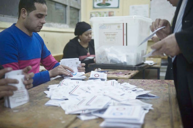 جانب منعملية فرز الاصوات في احدى لجان الاستفتاء بالقاهرة افپ