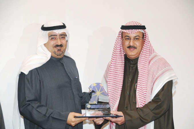 مساعد العسعوسي يكرم احمد هاشم الصبر﻿