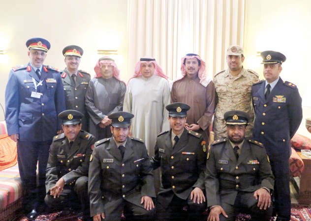  الشيخ خالد الجراح اثناء استقباله الضباط الكويتيين الدارسين بكلية القيادة والاركان الملكية لقوة دفاع البحرين ﻿