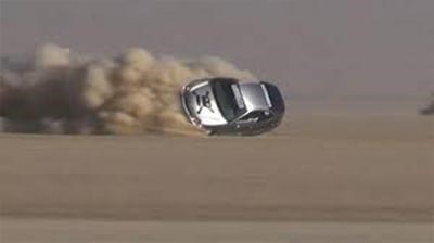 بالفيديو.. انقلبت سيارته بسرعة 300 كلم .. ونجا