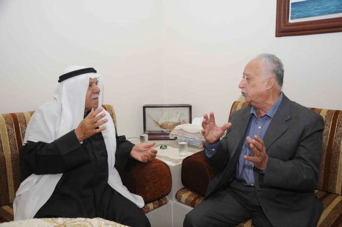 محمود الشيخ متحدثا للزميل منصور الهاجري
