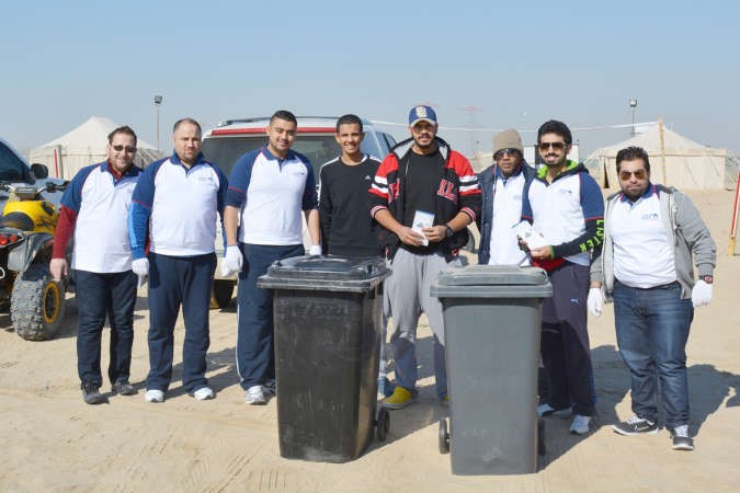 موظفو الوطني في جانب من حملة النظافة للمخيمات البرية﻿