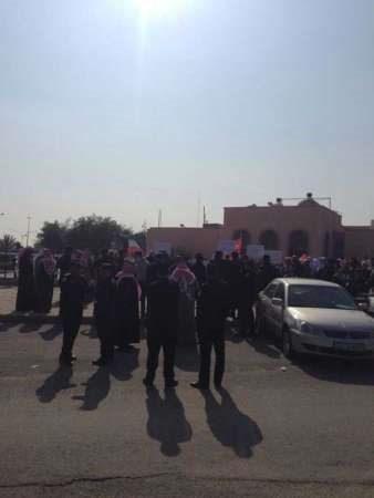 رجال الامن يحيطون بالمتجمهرين ﻿