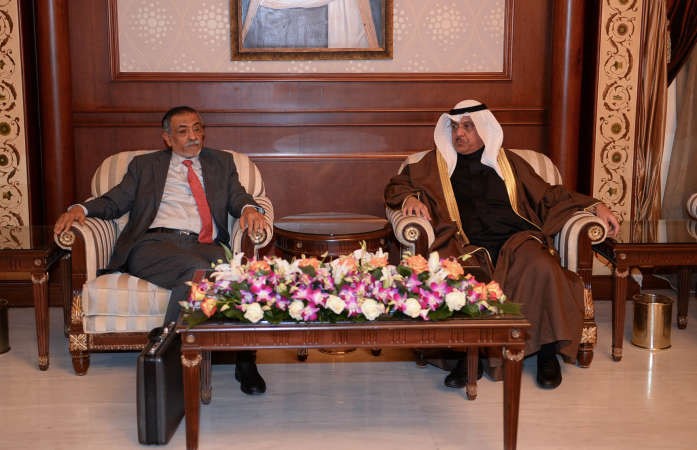 رئيس مجلس الامة بالانابة مبارك الخرينج خلال استقباله نائب رئيس مجلس النواب في الجمهورية اليمنية الشقيقة محمد علي سالم الشدادي
