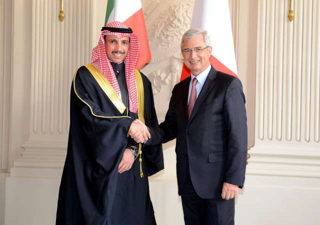 رئيس مجلس الامة مرزوق الغانم مع رئيس الجمعية الوطنية الفرنسية كلود بارتلون
