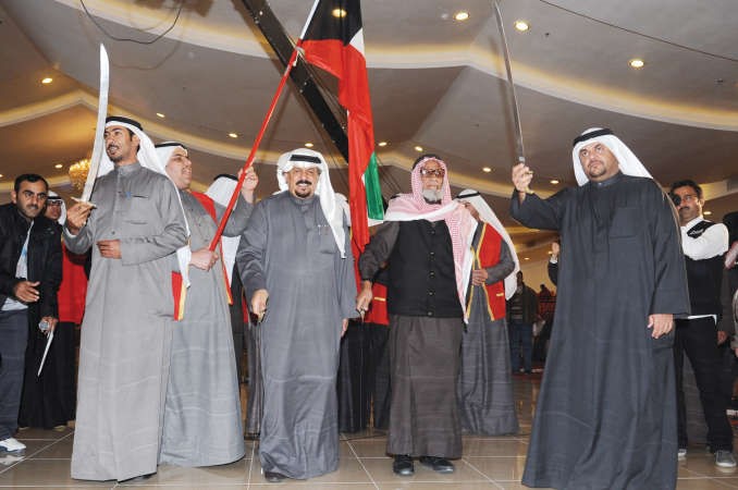 الشيخ صباح الناصر يشارك الحضور اداء العرضة قاسم باشا

