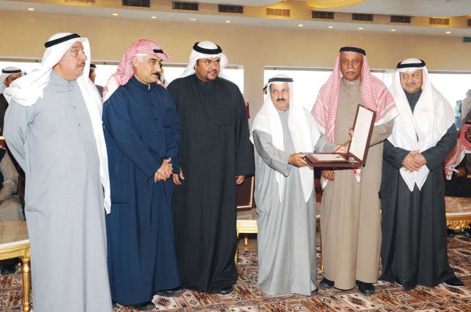 تكريم لاحد المشاركين