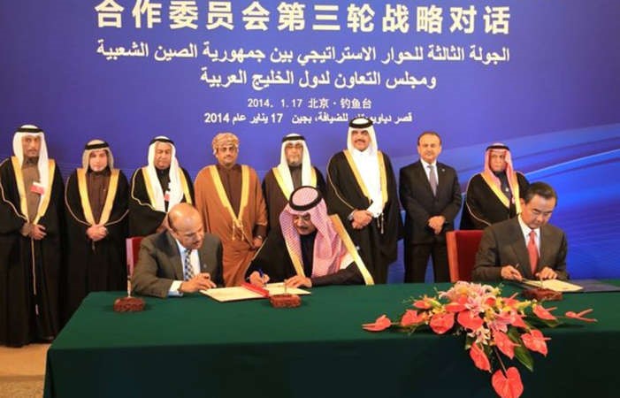  الشيخ صباح الخالد ودعبداللطيف الزياني اثناء التوقيع على الاتفاقية مع وزير الخارجية الصيني وانغ يي ﻿