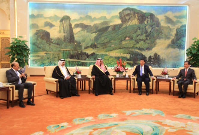 الرئيس الصيني شي جين بينغ اثناء استقباله الشيخ صباح الخالد ورؤساء الوفود الخليجية المشاركة في الاجتماع ﻿