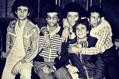 صورة نادرة لعمرو دياب مع أصدقائه أيام المراهقة
