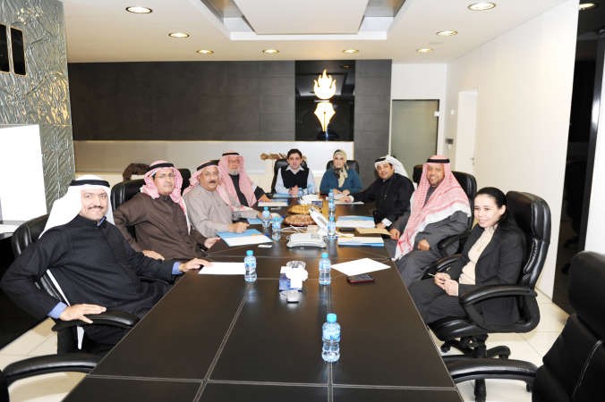 مدير التحرير الزميل محمد الحسيني وسكرتير تحرير الشؤون البرلمانية الزميل حسين الرمضان ورئيس قسم المحليات الزميلة عفاف مختار والزميلة دارين العلي مع المشاركين في الندوة هاني الشمري
