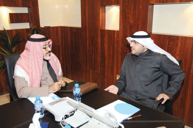 دعبدالكريم الكندري متحدثا الى مستشار الادارة العامة الزميل يوسف عبدالرحمن هاني الشمري