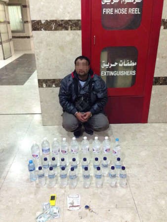 الوافد الهندي وامامه المضبوطات﻿