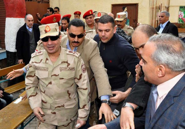 صورة ارشيفية لوزير الدفاع المصري الفريق اول عبدالفتاح السيسي اثناء زيارته لمواقع انتخابية اثناء الاستفتاء افپ