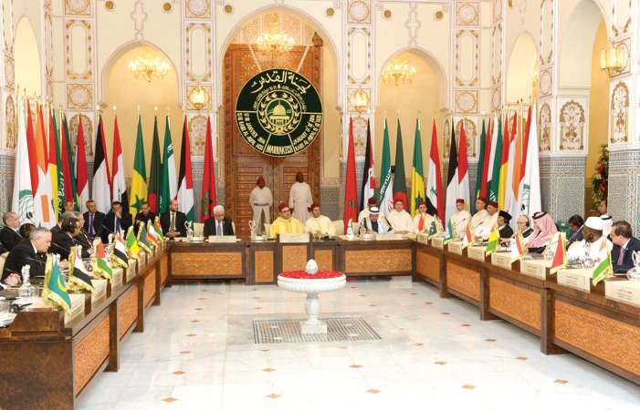 العاهل المغربييتوسط الوفود المشاركة باجتماع لجنة القدس بالرباط امس الاول افب
