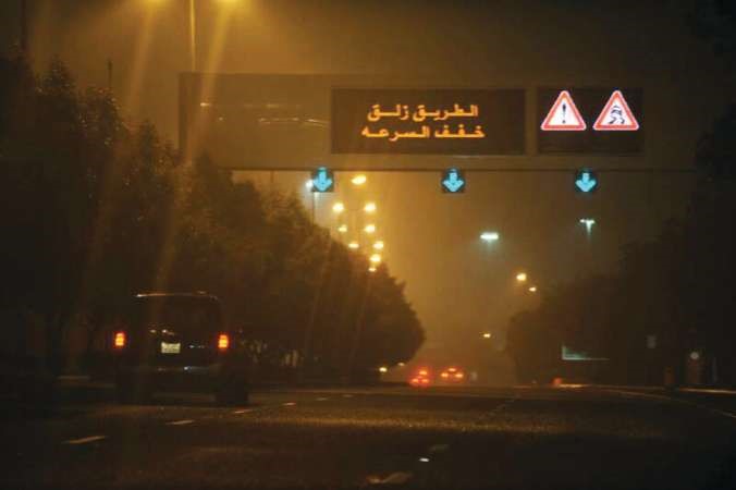 يافطة تحذير من السرعة بسبب الامطار هاني الشمري