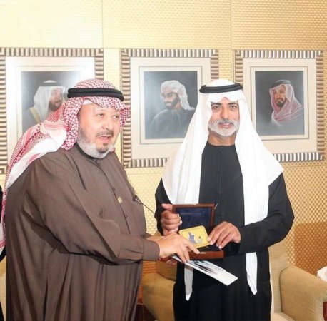 فيصل القناعي يقدم درعا تذكارية للشيخ نهيان بن مبارك﻿