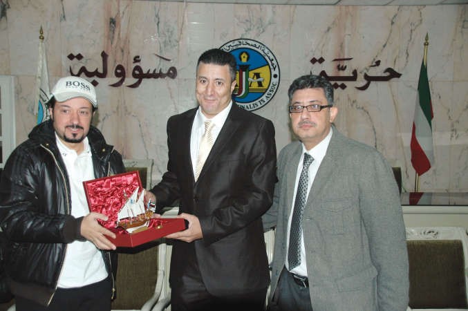 الزميل مبارك الوقيان يقدم درعا لاحمد حسين بحضور ايهاب شعبان ﻿