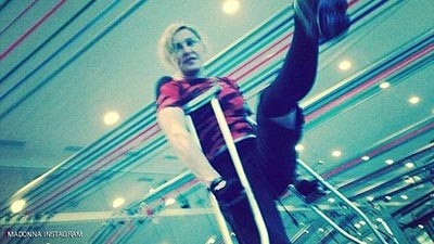 مادونا تمارس التمارين الرياضبة على العكاز