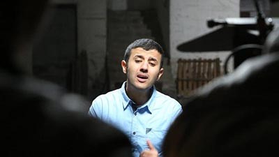 مصري تربَّى في السعودية أصبح أشهر فناني الثورة