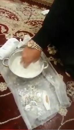 بالفيديو.. خادمة تسرق المجوهرات وتخبئها في علبة بودرة!