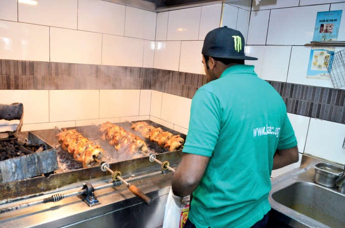 احد متطوعي لوياك يشوي الدجاج﻿