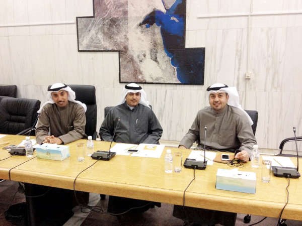د منصور الخرينج وم علي الموسى ويوسف الغريب خلال اجتماع اللجنة