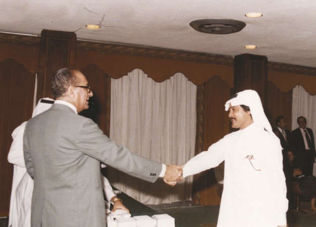 مقبول يتسلم جائزة الراحل الشيخ سعد العبدالله الصباح من المرحوم عبدالعزيز حسين﻿