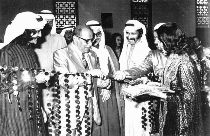 الراحل احمد العدواني يفتتح ثالث معرض للكاريكاتير في الكويت﻿
