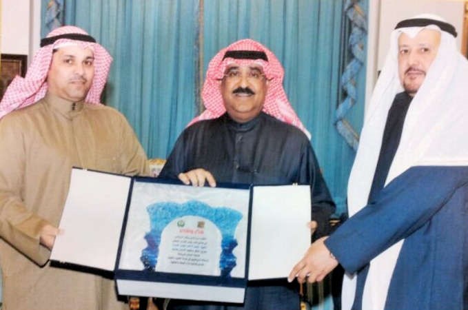 الشيخ مشعل الاحمد يتسلم درعا من الهملان والسبيعي 