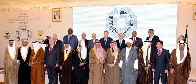 سمو ولي العهد الشيخ نواف الاحمد ورئيس مجلس الامة مرزوق الغانم ونائبه مبارك الخرينج في لقطة تذكارية مع رؤساء مجالس الشورى والامة والنواب اعضاء الاتحاد البرلماني العربي﻿