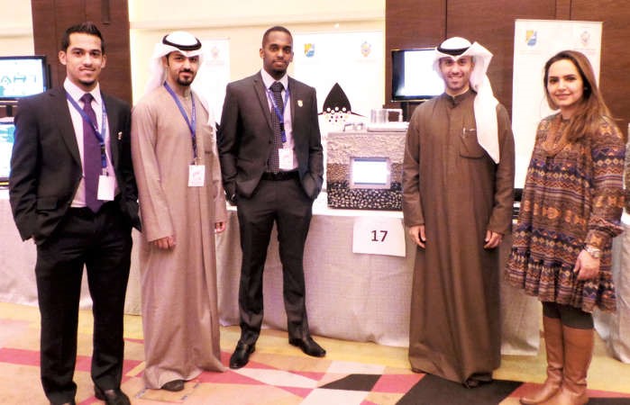 فريق من البنك يزور معرض مشاريع التخرج لتشجيع الطلبة والتعرف على ابداعاتهم 