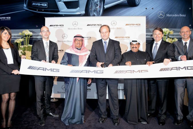 محمد البشر ومايكل رويله والسفير الالماني اويجن فولفارت وبشر البشر وديرك فيتزر يقصون شريط الافتتاح محمد خلوصي